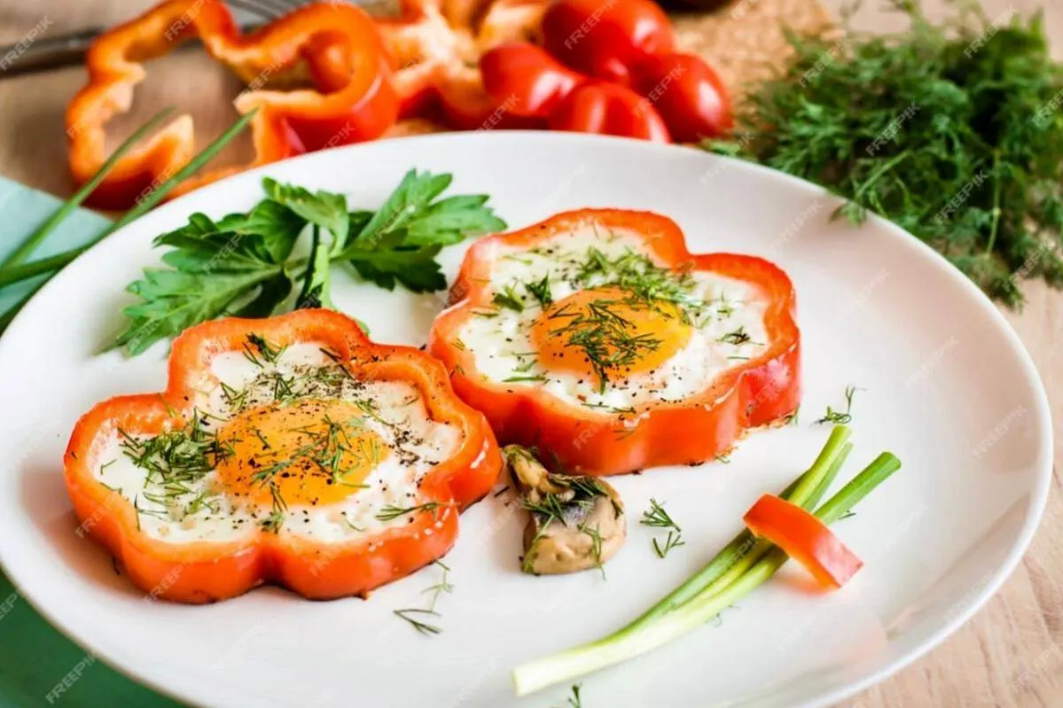 Яичница в сладком перце — быстрый и вкусный завтрак