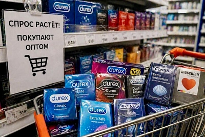 Презервативы стали покупать впрок из-за цен