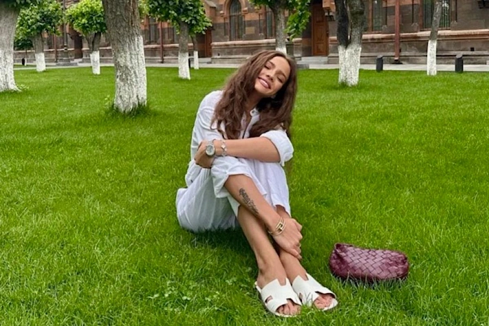 Валя Карнавал показала кольцо и свадебный образ