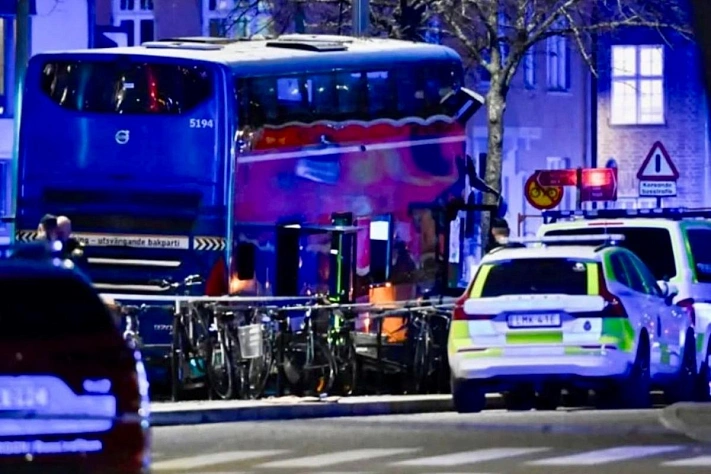 Автобус врезался в остановку,погибли люди