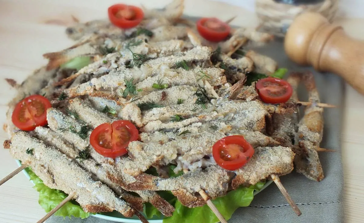 Мойва, корюшка, иваси на шпажках с овощами