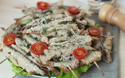 Мойва, корюшка, иваси на шпажках с овощами