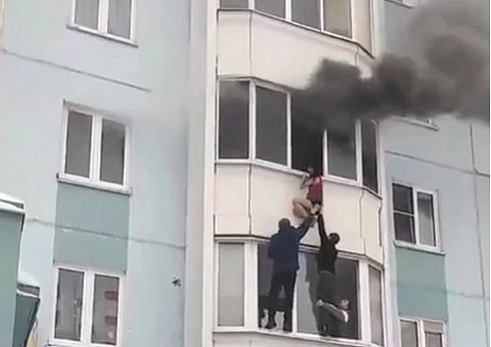 В Ярославле прохожие спасли беременную из горящей квартиры