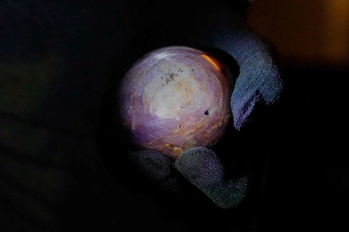 Самый большой фиолетовый сапфир в мире найден на Шри-Ланке