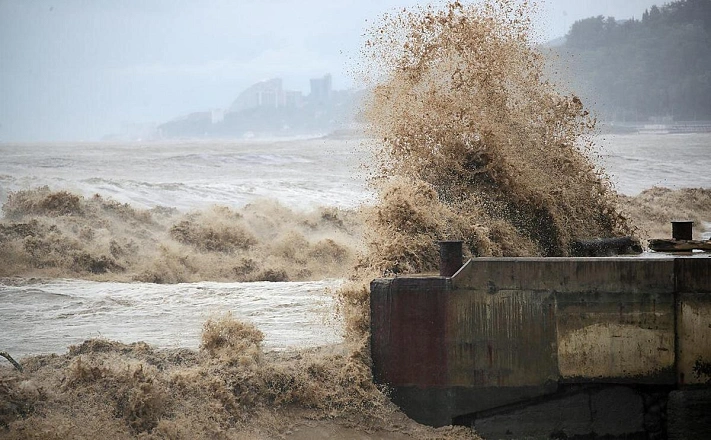 В Сочи туристы спасли молодых людей, решивших искупаться в штормовом море