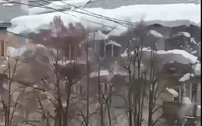 В Химках на тротуар обрушилась гора снега