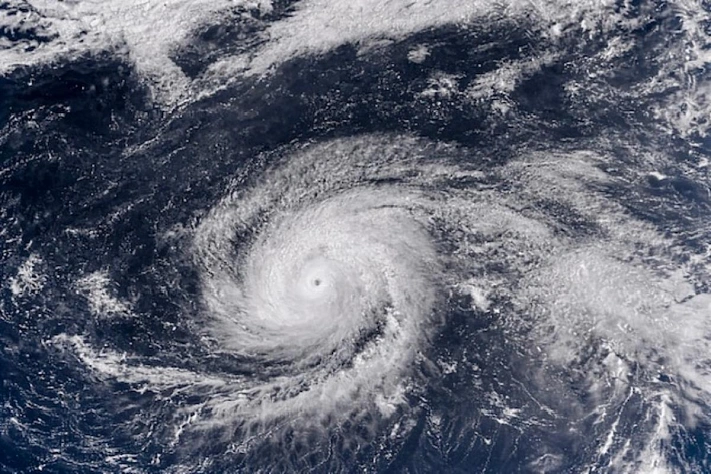 Супертайфун идёт к островам США в Тихом океане