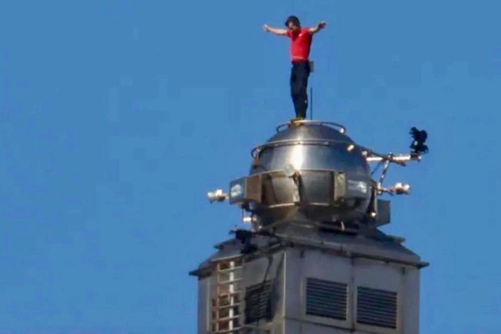 Алекс Хоннольд залез на Taipei 101 без страховки — и город смотрел вверх