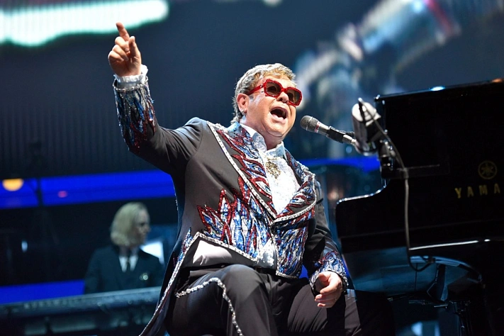 Элтон Джон возвращается на большую сцену