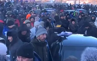 Тысячи людей вышли на акцию протеста в башкирском Баймаке