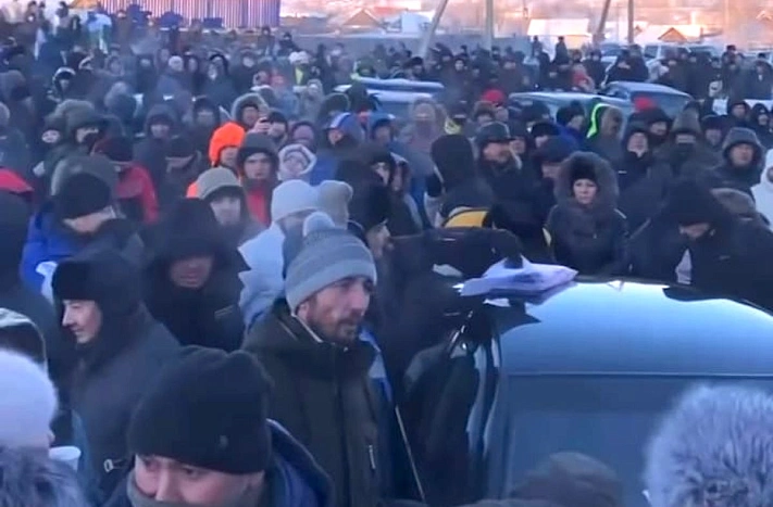 Тысячи людей вышли на акцию протеста в башкирском Баймаке