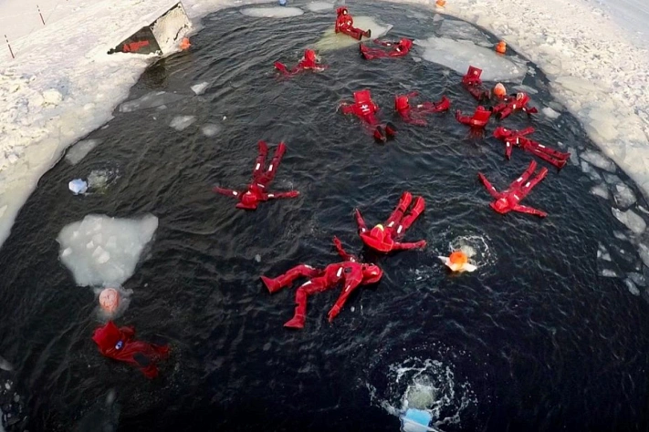 Айс-флоатинг как ледяная вода стала новым видом отдыха