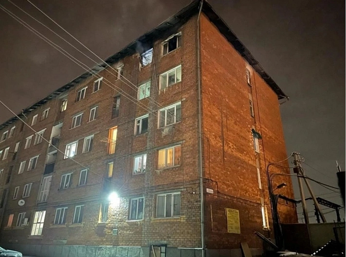 Мать спасла двоих детей, выбросив их из окна горящей квартиры в Иркутске