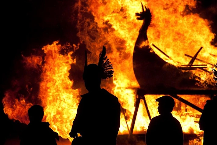 В Великобритании сожгли ладью викингов на красочном фестивале огня