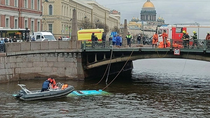 В Петербурге автобус с пассажирами упал в реку с моста