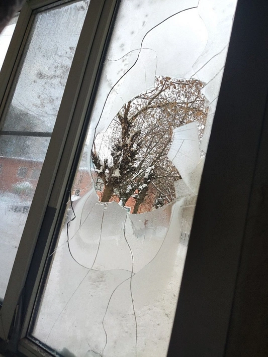 В Подмосковье во время чистки крыши от наледи глыба упала в квартиру