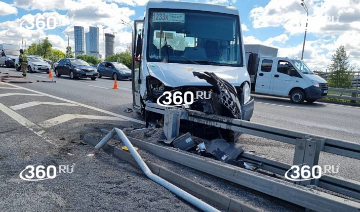 В Подмосковье маршрутка на полном ходу въехала в отбойник на трассе