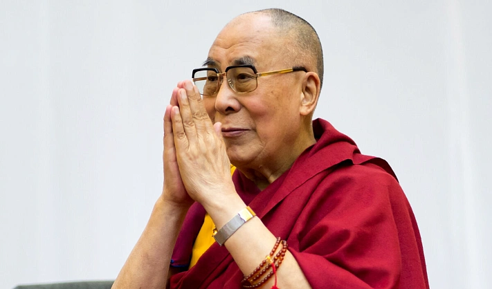 Далай-ламе XIV заменили коленные суставы
