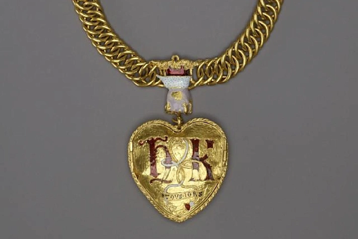 Британский музей собрал пожертвования на спасение золотого кулона эпохи Тюдоров