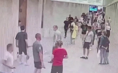 В московском метро мужчина избил подростков