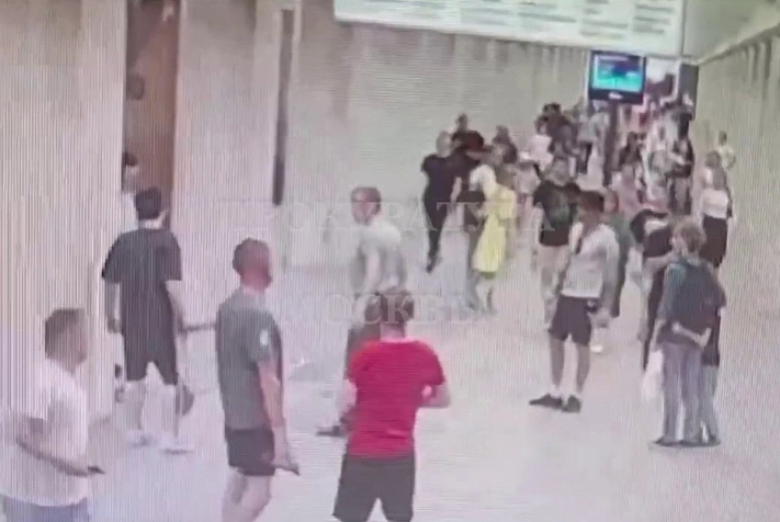 В московском метро мужчина избил подростков
