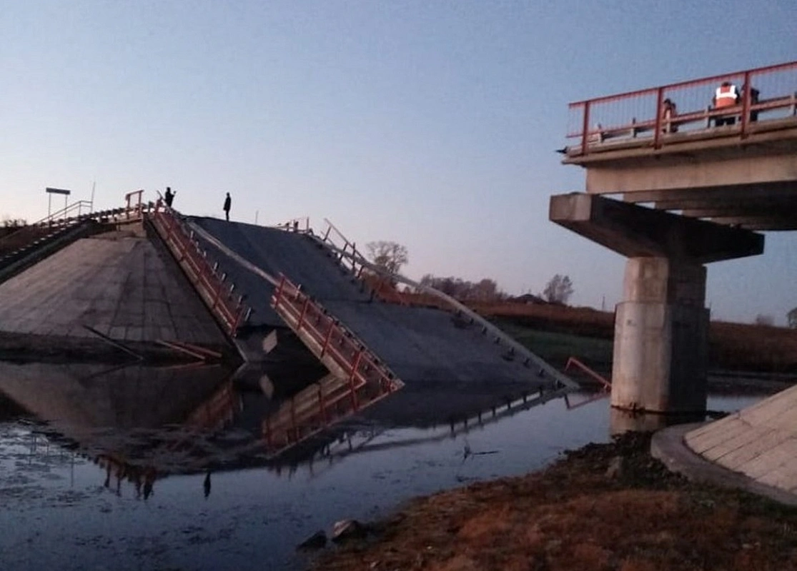 В Новосибирской области обрушился автомобильный мост