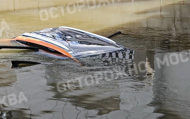 В Москве в Яузу упал автомобиль каршеринга: пострадали ребёнок и взрослый