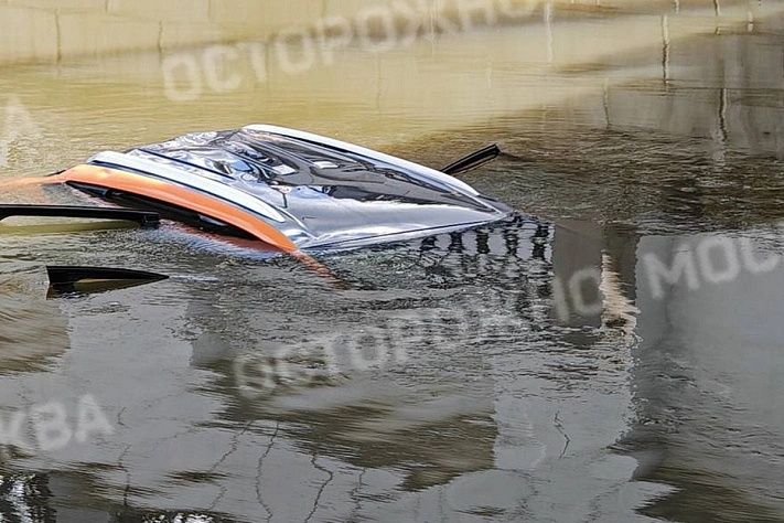 В Москве в Яузу упал автомобиль каршеринга: пострадали ребёнок и взрослый