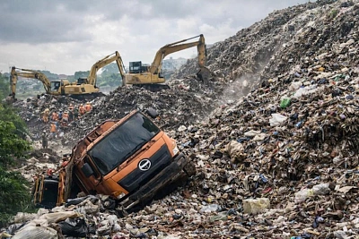 на крупнейшей свалке индонезии погибли семь человек
