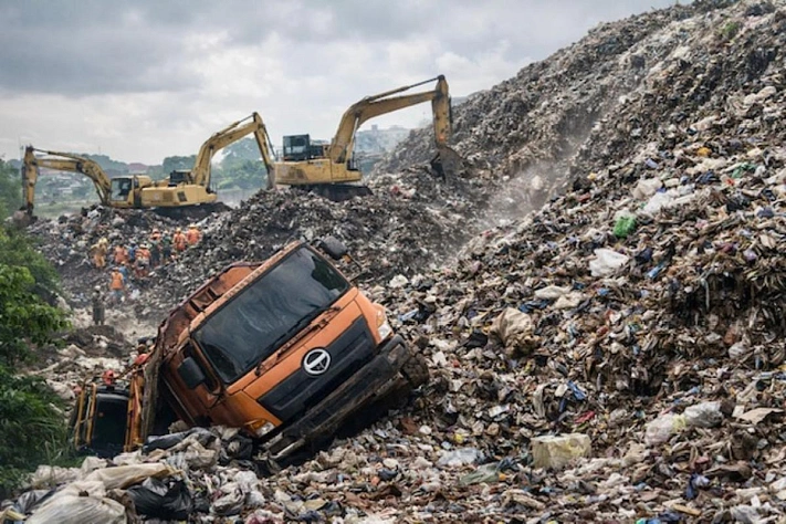 На крупнейшей свалке Индонезии погибли семь человек