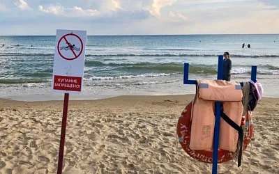 Пляжи Анапы под угрозой: масштабное загрязнение мазутом после морской катастрофы