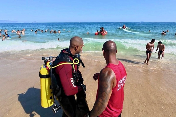 Рекламный самолёт рухнул в океан у пляжа Копакабана в Рио-де-Жанейро