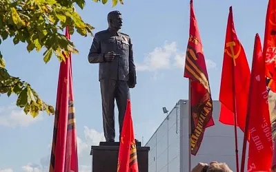 Огромного Сталина пристроили в Великих Луках