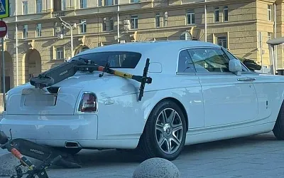 Московский пьяница закидал «Роллс-Ройс»... самокатами