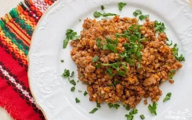 Сытная классика: гречка по-купечески с мясным фаршем