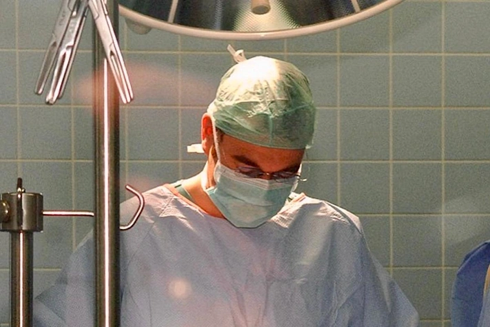 Нейрохирург провёл операцию при инсульте за 200 км от пациента