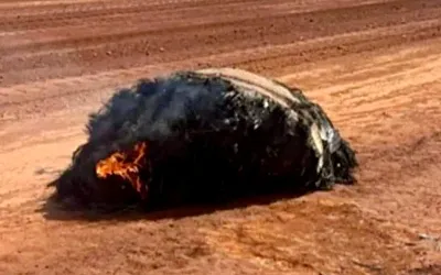 Неопознанный обломок в австралийской пустыне