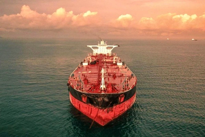 Пожар и спасательная операция в Аденском заливе — на газовозе MV Falcon пропали двое членов экипажа