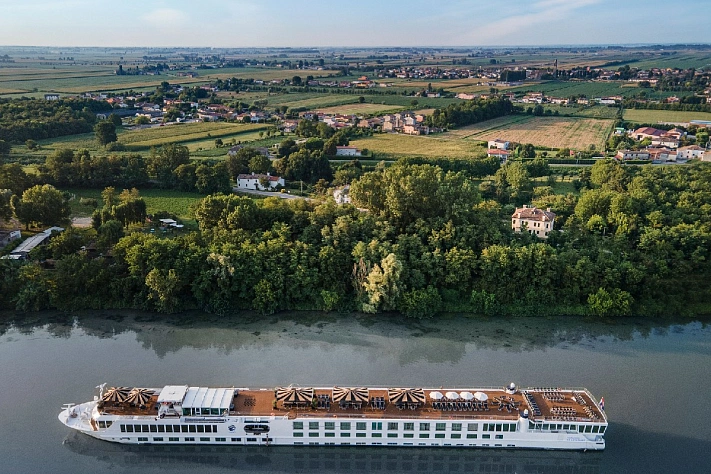 Компания Uniworld назовёт новые суперлайнеры в честь звёзд кино