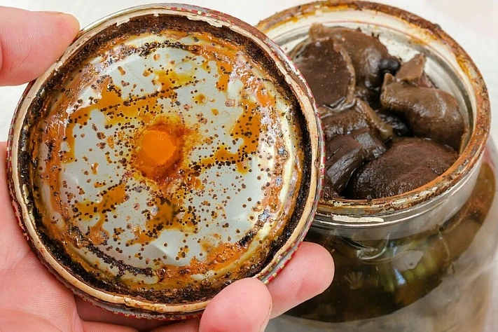 Врачи предупреждают о смертельной опасности ботулизма в домашних консервах