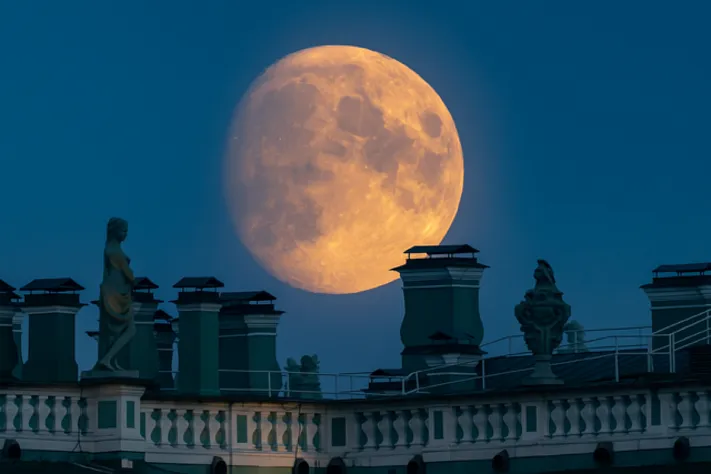 Суперлуние над городом будет ближе — пора смотреть в окно