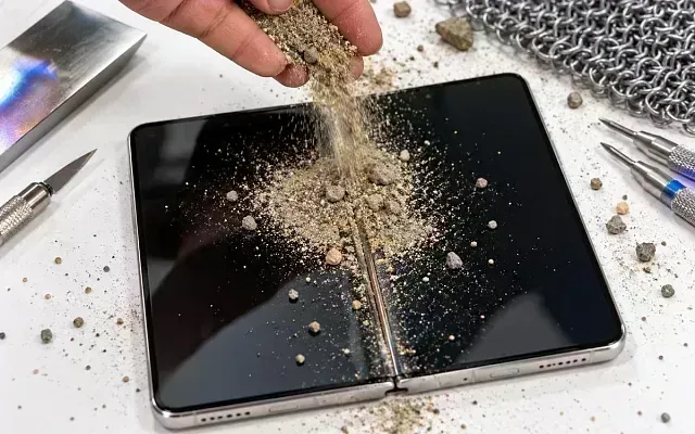 Песок заклинил шарнир нового iPhone Duo на тесте прочности