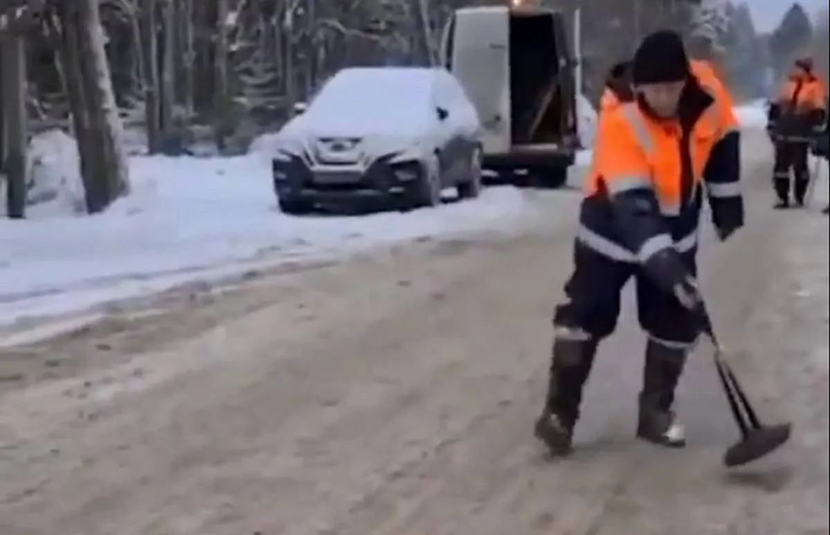 В Петербурге сотрудникам водоканала пришлось искать люк при помощи металлоискателя