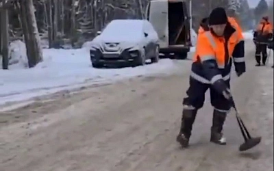 В Петербурге сотрудникам водоканала пришлось искать люк при помощи металлоискателя