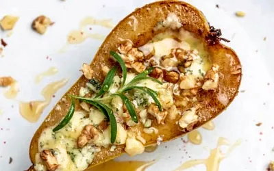 Жареные груши с голубым сыром, грецкими орехами и мёдом