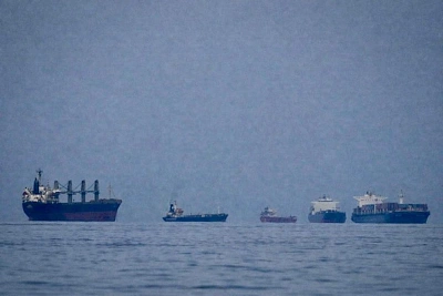 блокада ормуза удерживает в персидском заливе тысячи судов