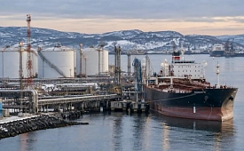 Морской экспорт нефтепродуктов из России за год упал вдвое