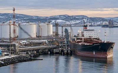 Морской экспорт нефтепродуктов из России за год упал вдвое