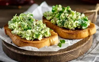 Кростини с начинкой из горошка – лёгкая закуска с изысканным вкусом