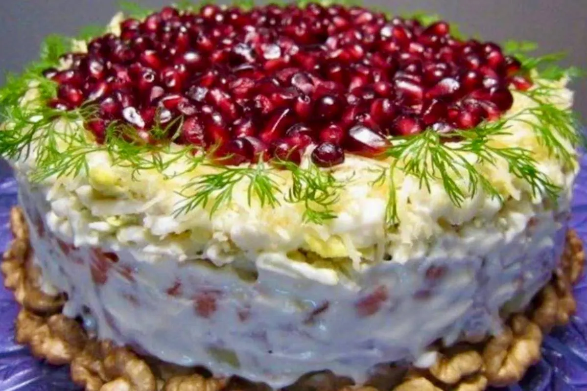 Салат «Красная шапочка» – яркое и вкусное украшение стола
